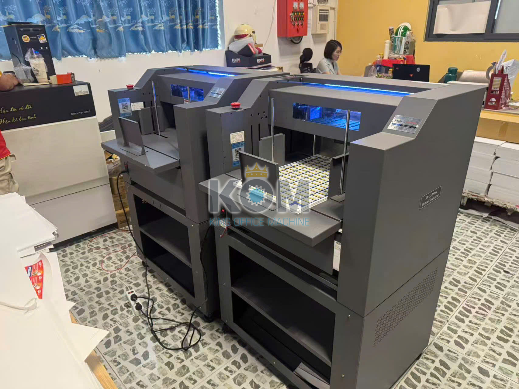 Máy cắt cấn bế kỹ thuật số 2 đầu 11 mua may be phong bi ky thuat so tai koM