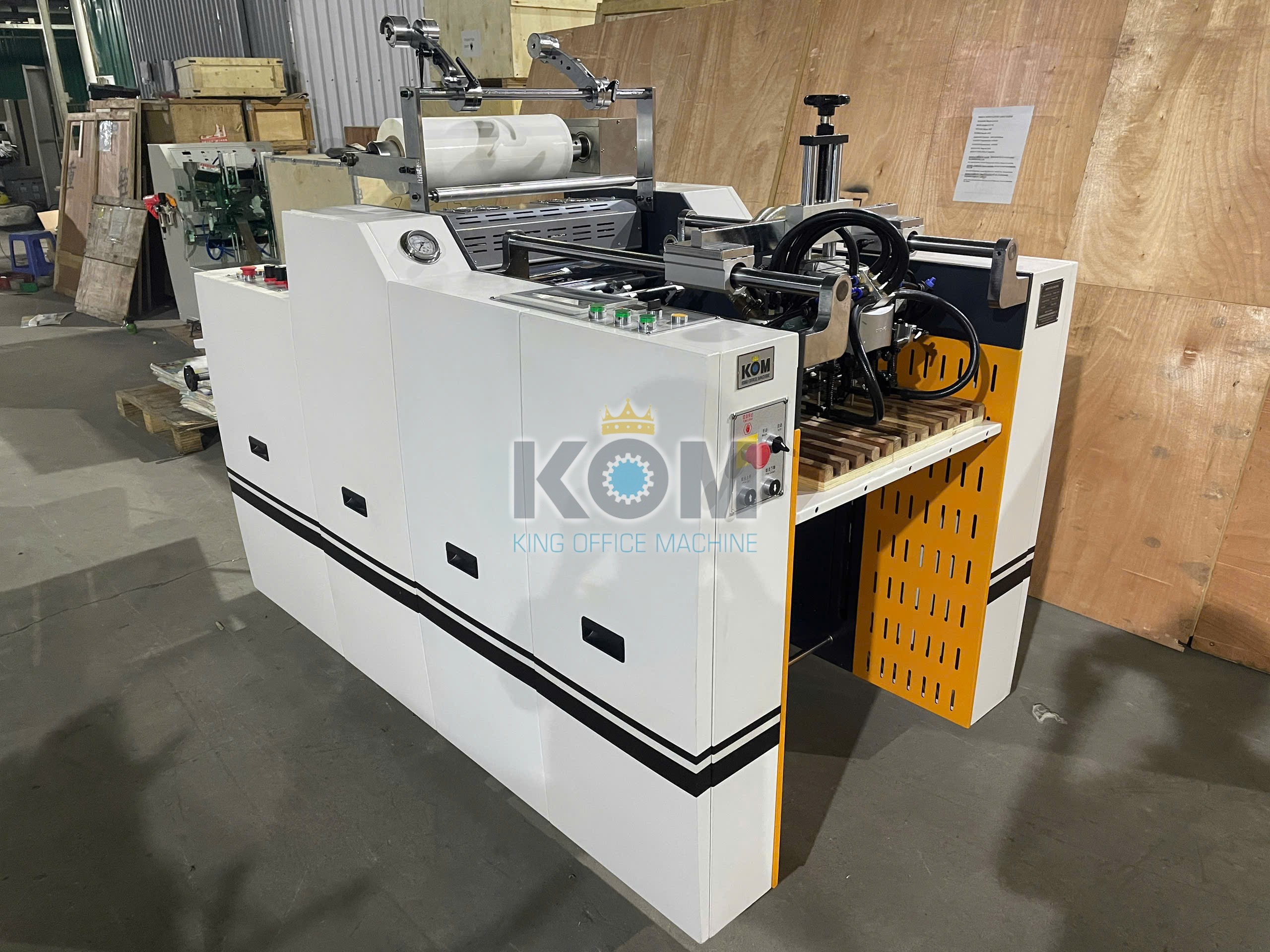 KOM Việt Nam giao máy cán màng tự động 560 tại Tp HCM