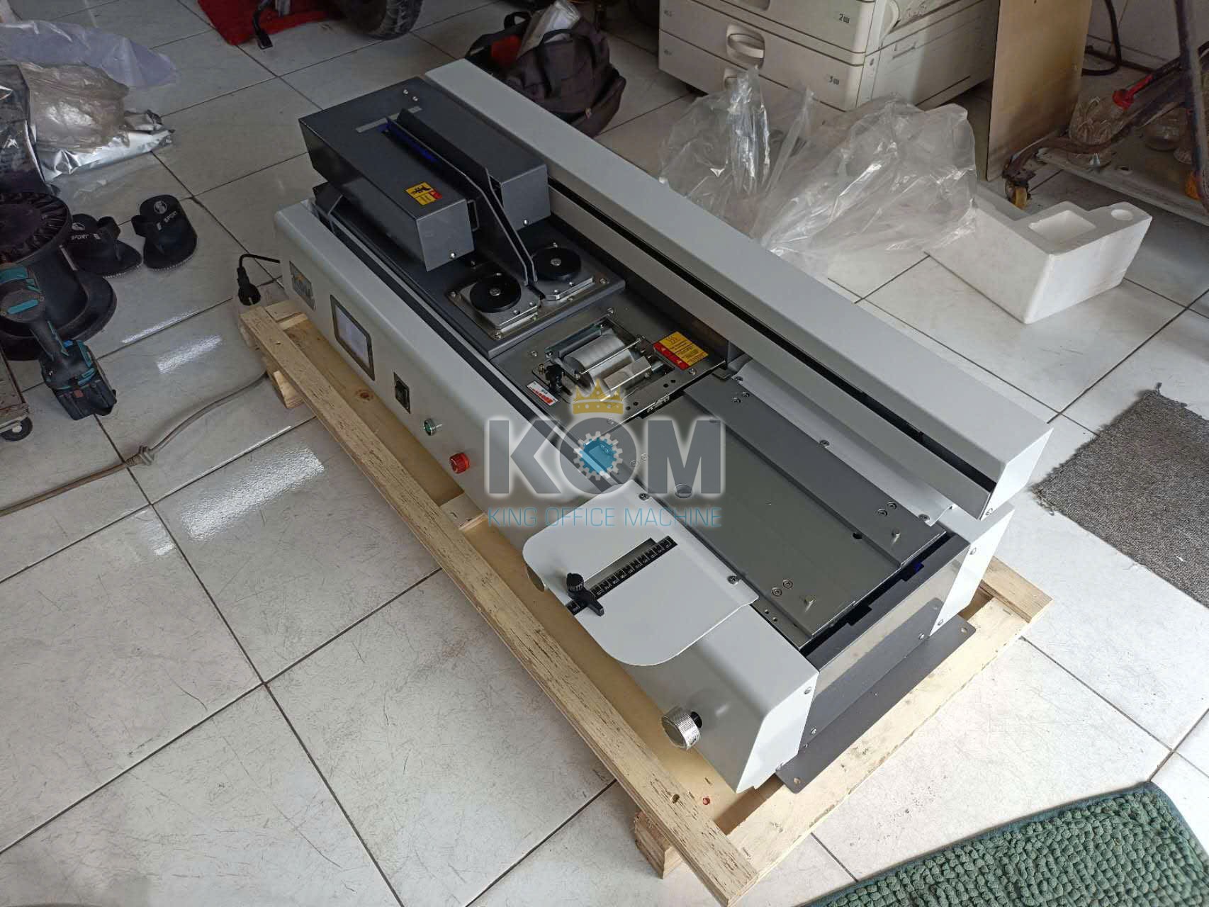 KOM giao máy đóng sách keo nhiệt mini B40F 17 bán máy vào keo gáy sách mini B40F