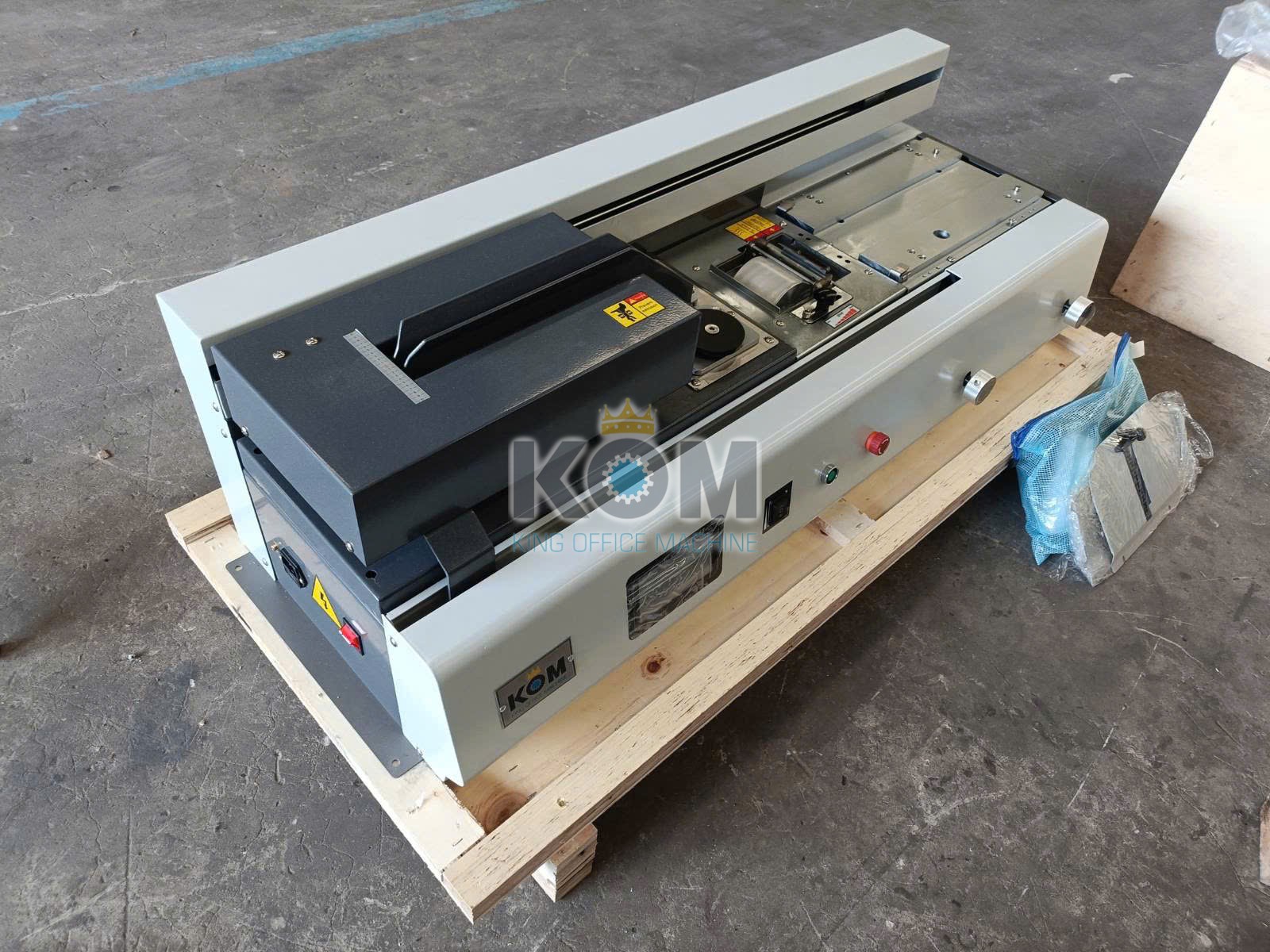 KOM giao máy đóng sách keo nhiệt mini B40F 13 kom ban may dong sach keo nhiet mini