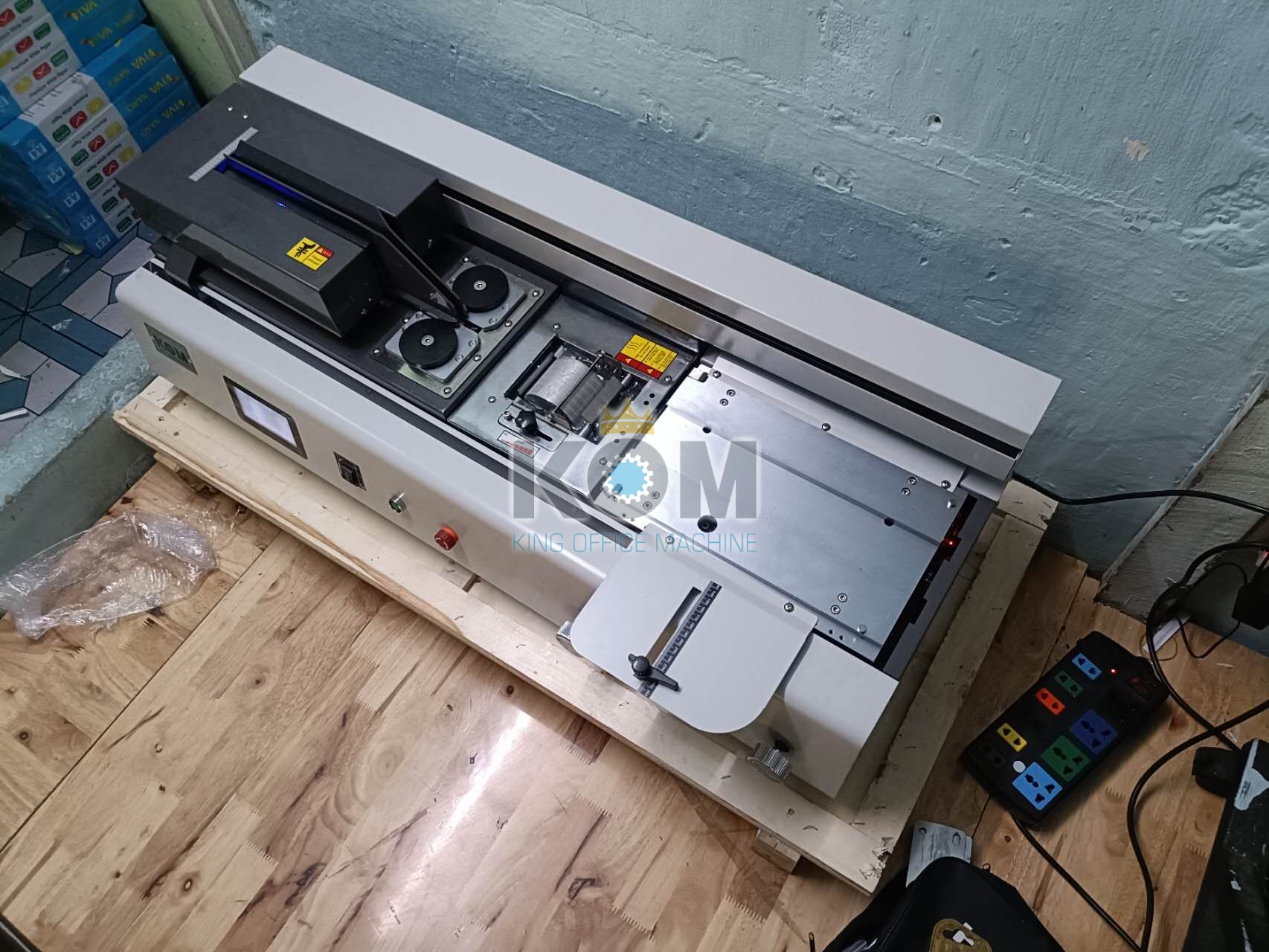 KOM giao máy đóng sách keo nhiệt mini B40F 3 KOM bán máy vào bìa keo nhiệt giá tốt