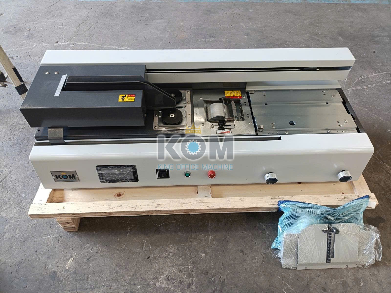 KOM giao máy đóng sách keo nhiệt mini B40F 15 kom viet nam ban may dong sach a4