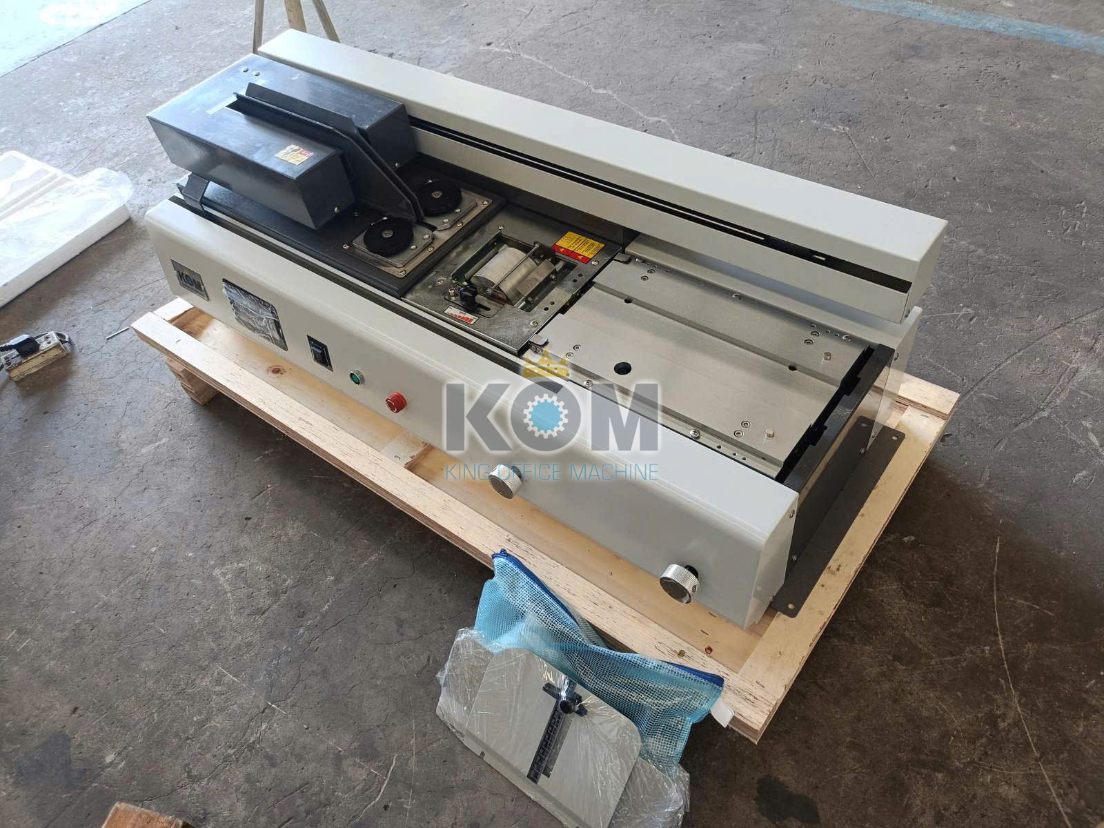 KOM giao máy đóng sách keo nhiệt mini B40F 14 kom viet nam ban may dong sach mini