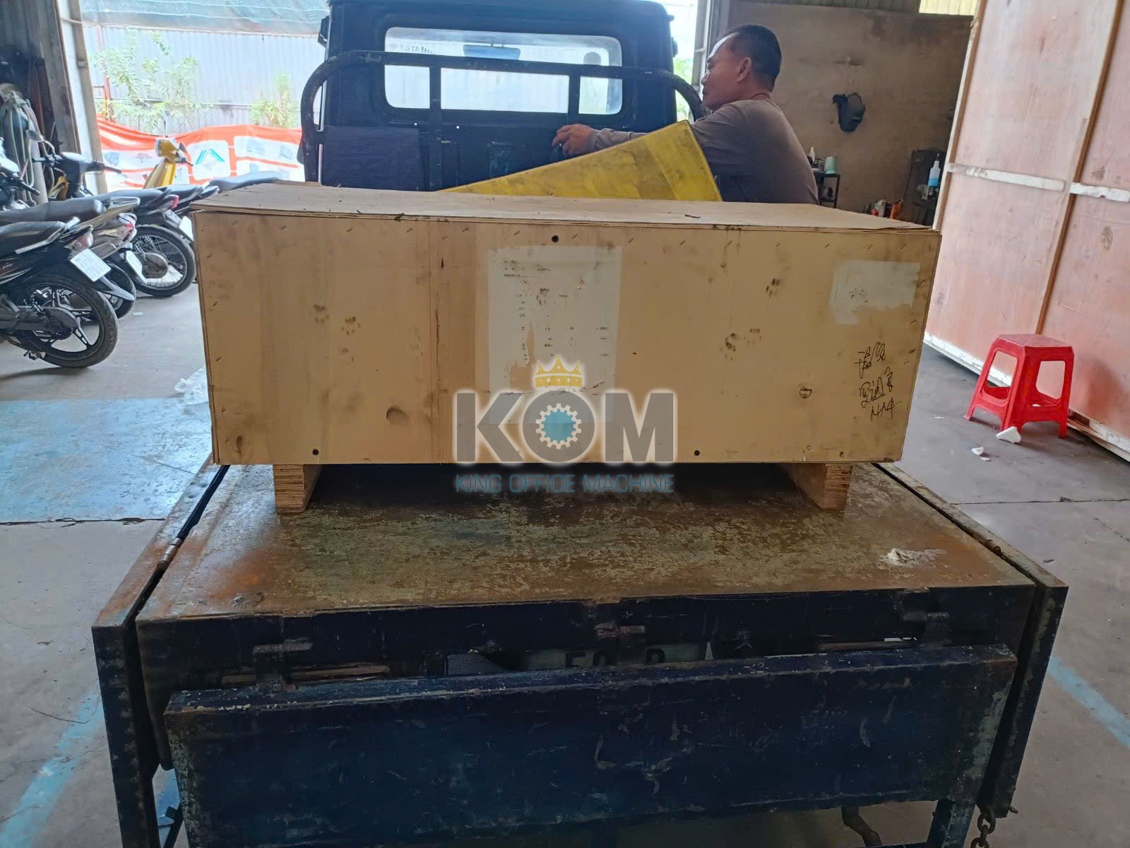 KOM giao máy đóng sách keo nhiệt mini B40F 16 may dong sach B40F nguyen thung