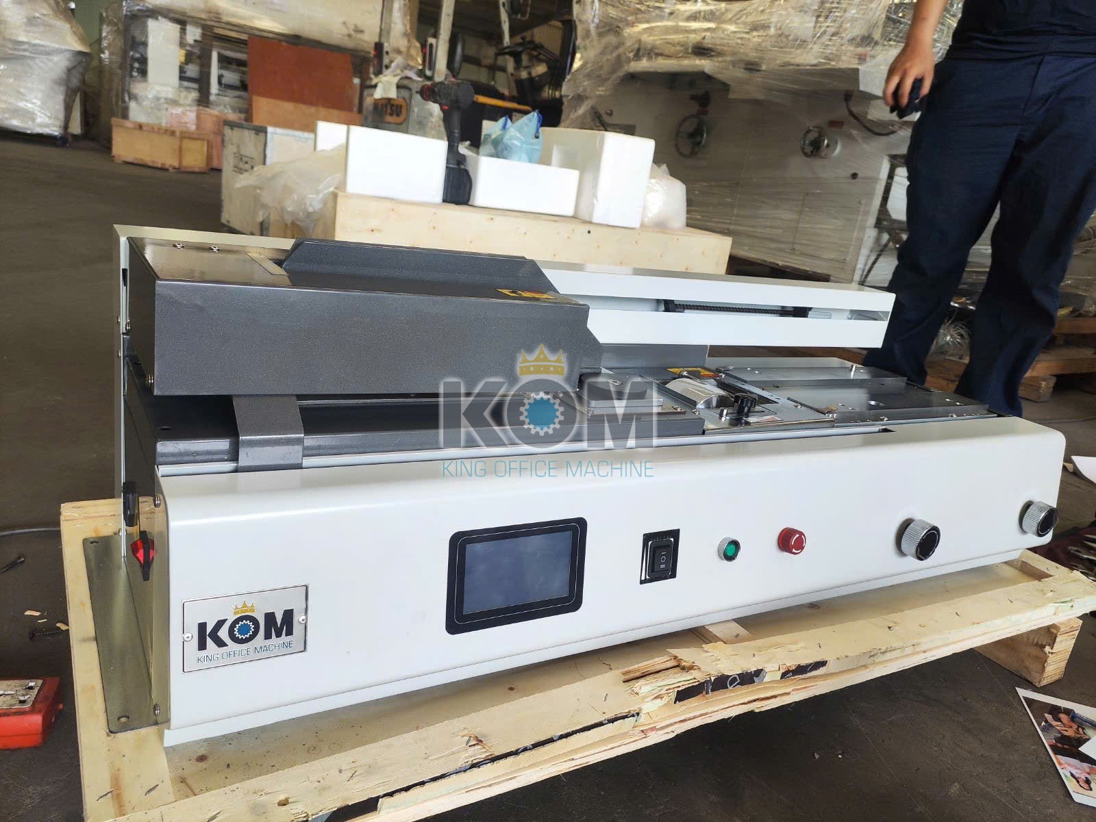 KOM giao máy đóng sách keo nhiệt mini B40F 8 Máy đóng sách keo nhiệt mini B40F