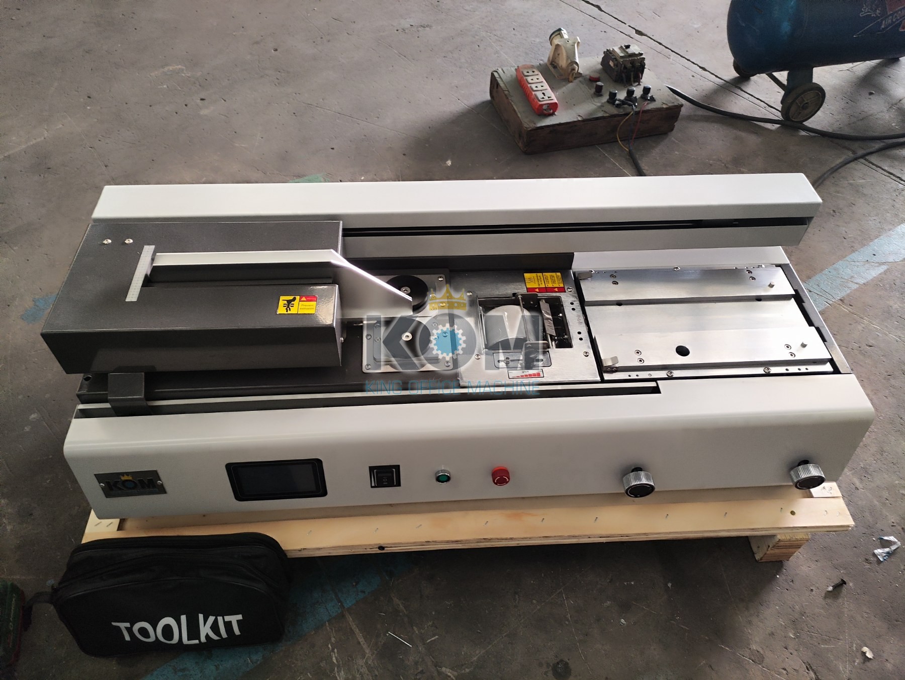 KOM giao máy đóng sách keo nhiệt mini B40F 4 Bán máy đóng sách keo nhiệt a4 giá rẻ