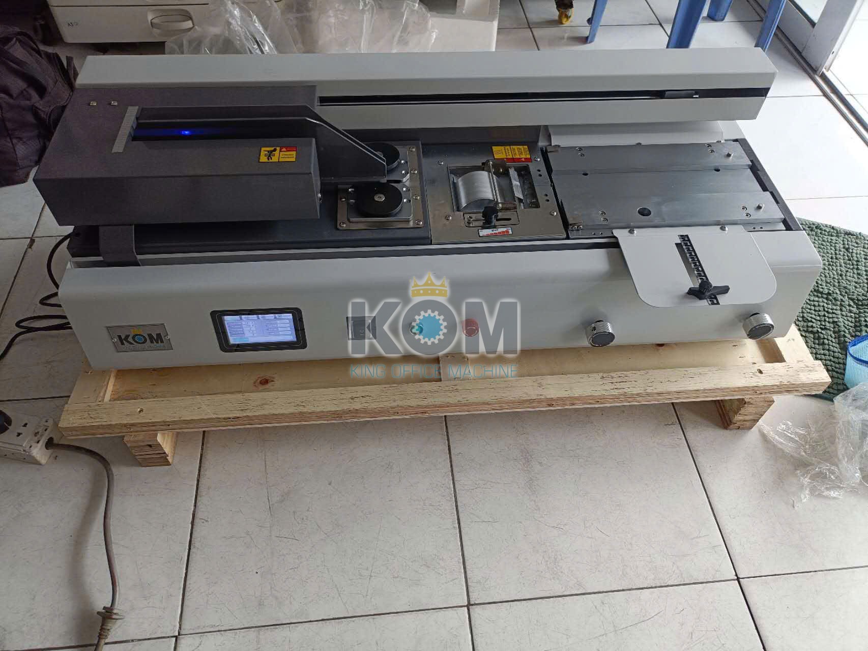 KOM giao máy đóng sách keo nhiệt mini B40F 18 máy vào bìa keo nhiệt mini B40F