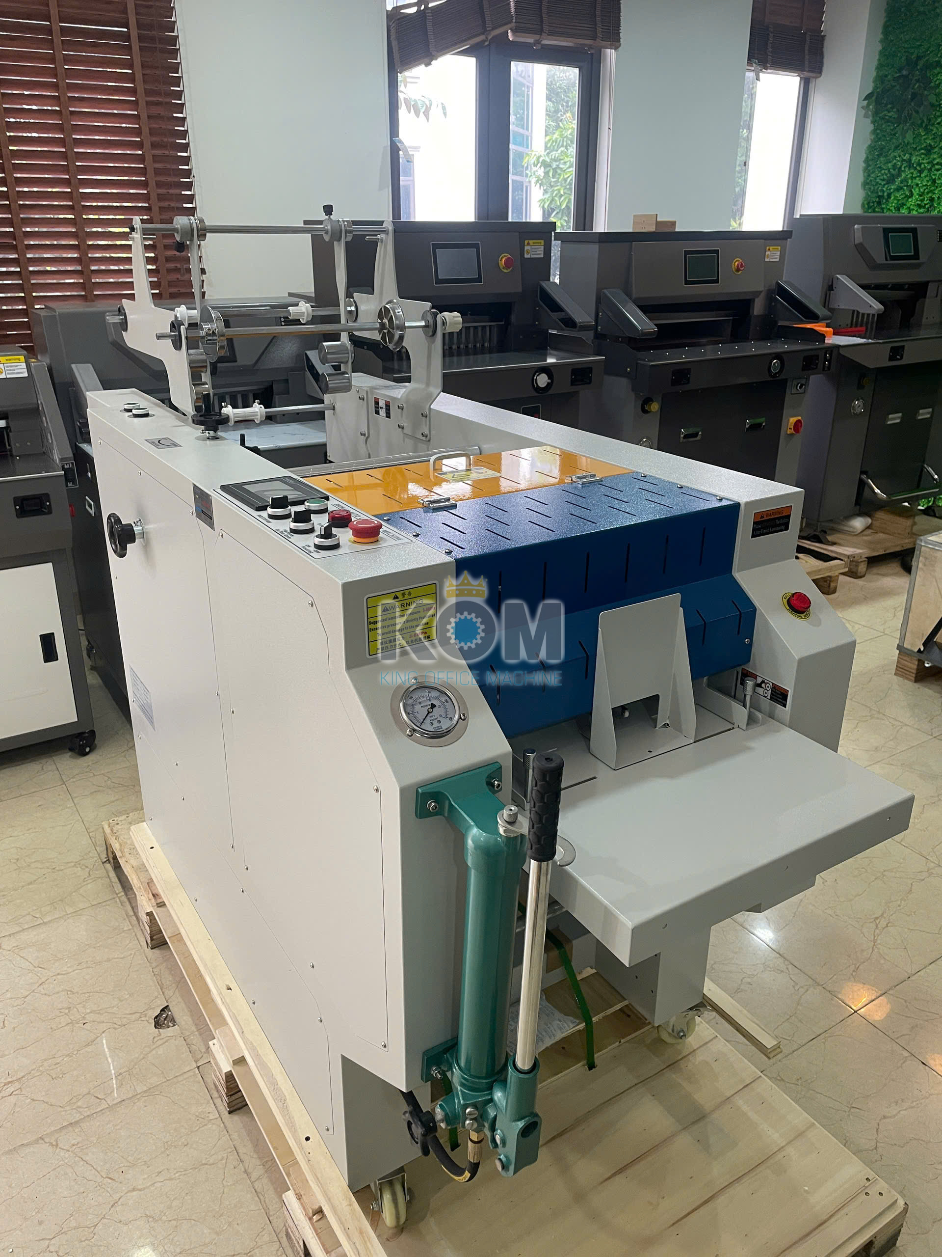 Máy cán màng thủy lực tự động 390MAX 2 390MAX May can mang tu dong cho in nhanh
