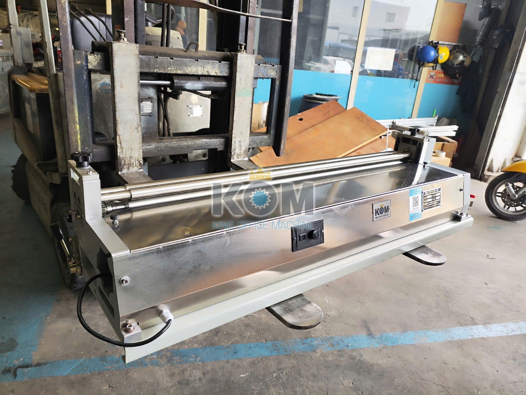 KOM bán máy bôi keo inox khổ lớn