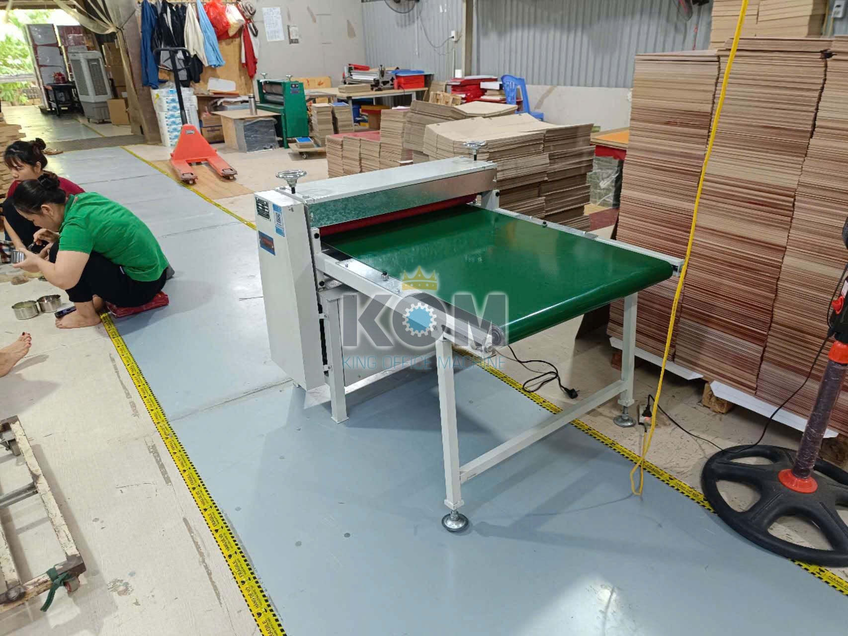 Máy ép bìa cứng có băng tải