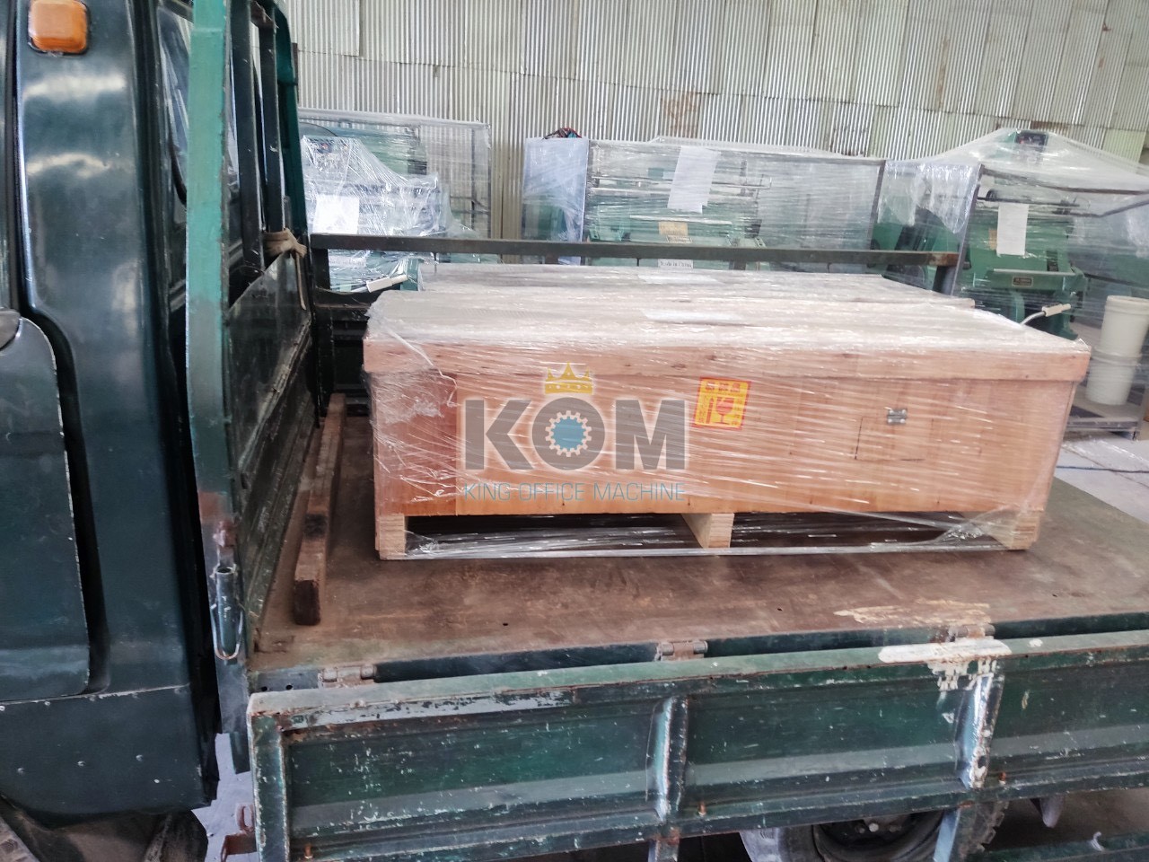 Giao 2 máy bôi keo inox khổ 1m