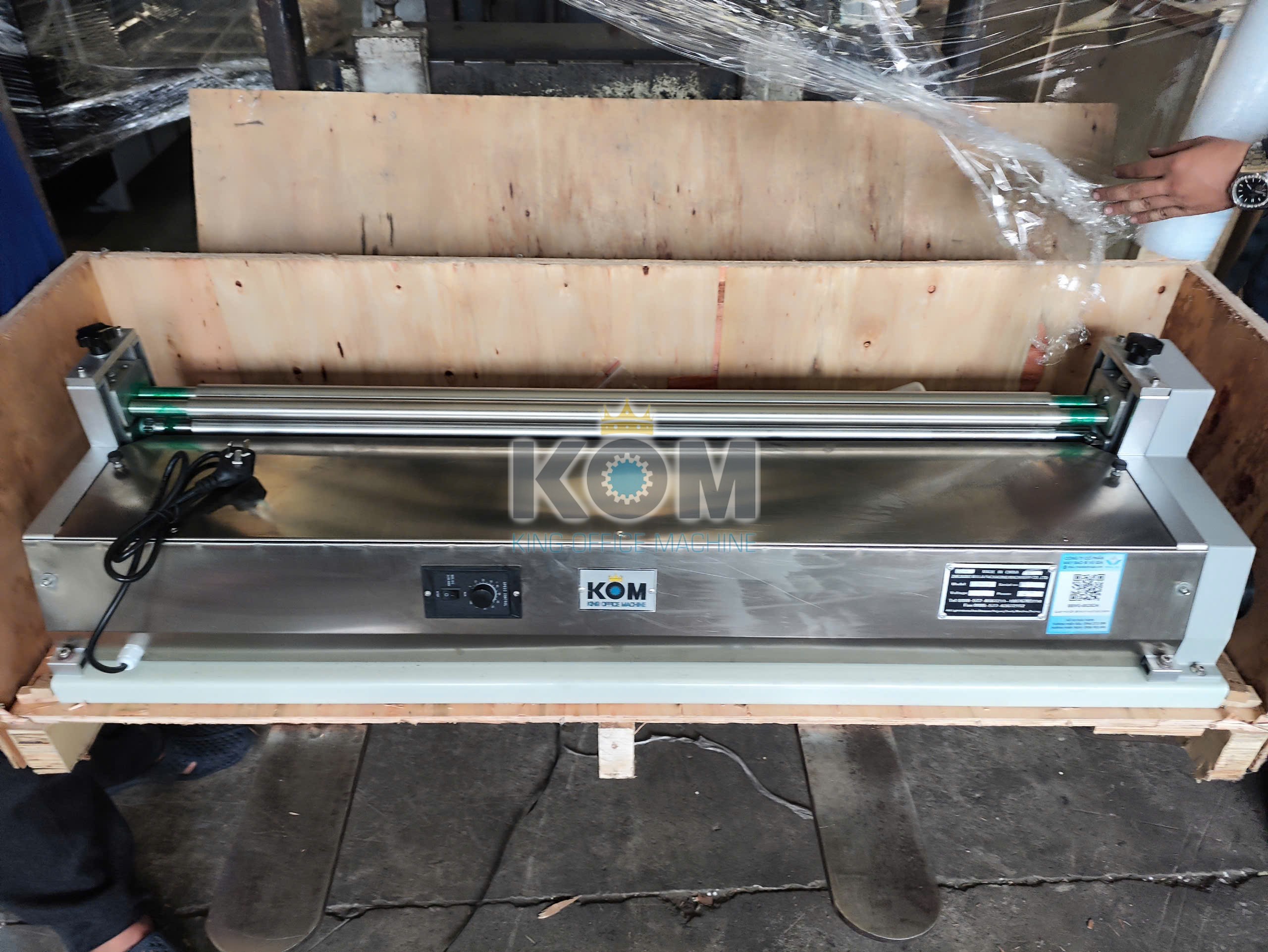 KOM Việt Nam bán máy bồi keo sữa inox khổ 1m