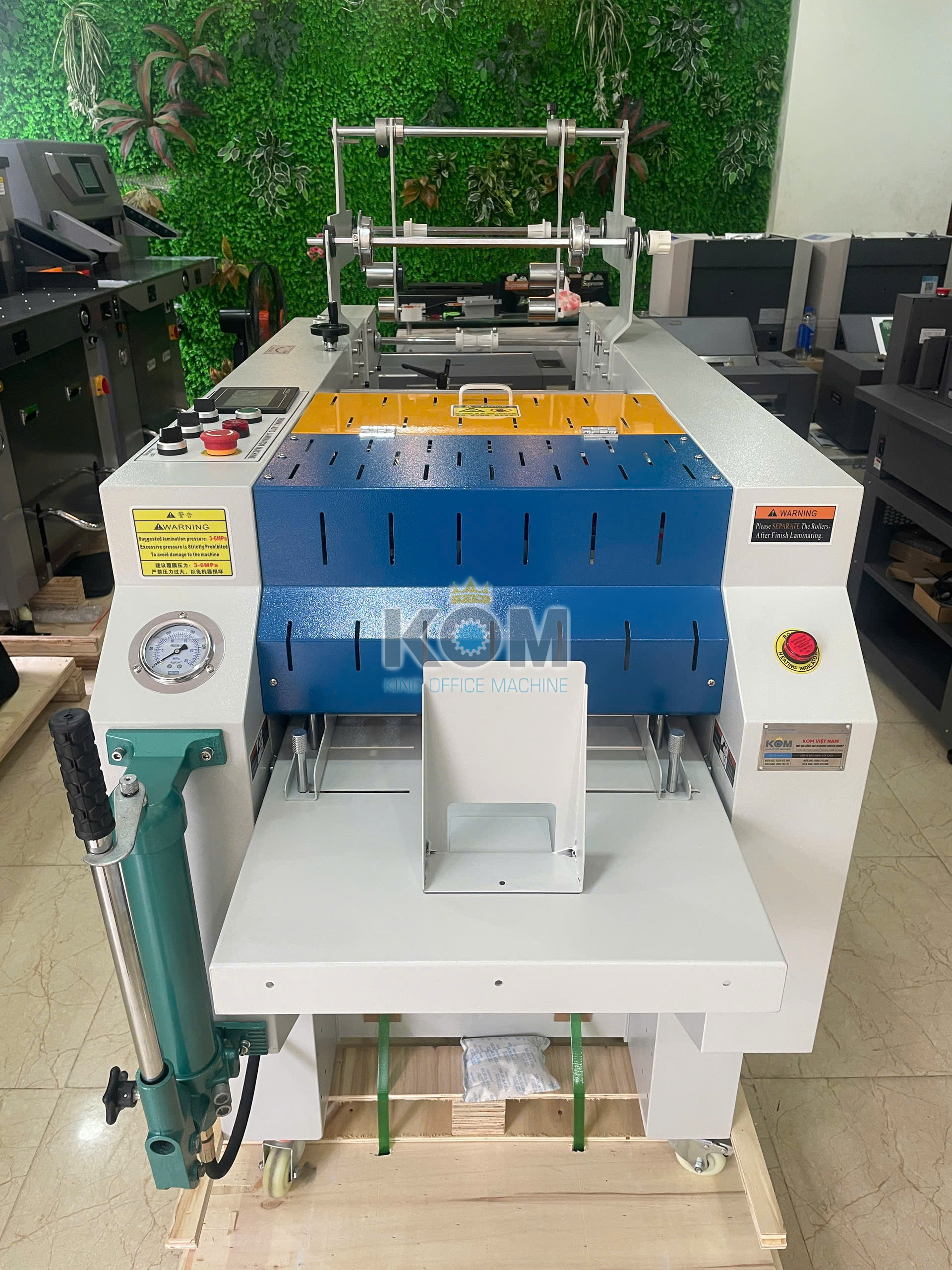 Máy cán màng thủy lực tự động 390MAX 1 kom ban may can mang tu dong 390max gia tot