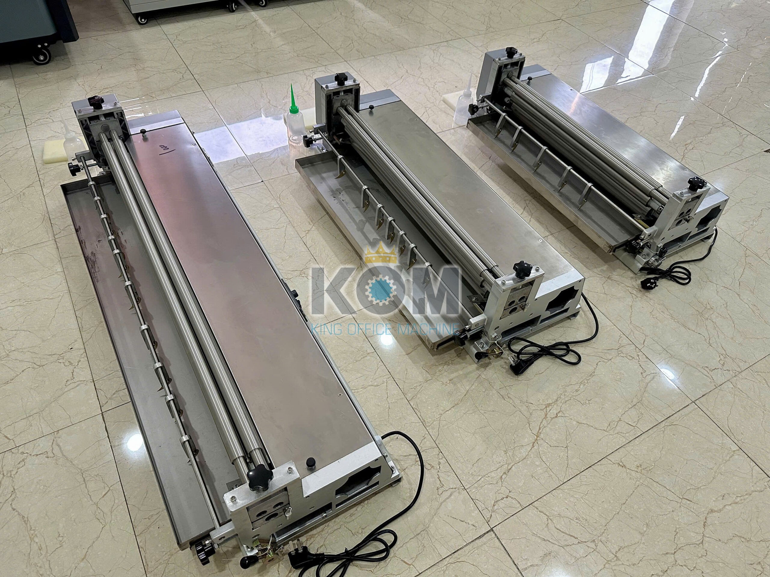Máy bôi keo sữa lên giấy mặt inox