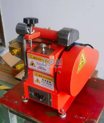 Máy bôi keo sữa lên quai túi giấy