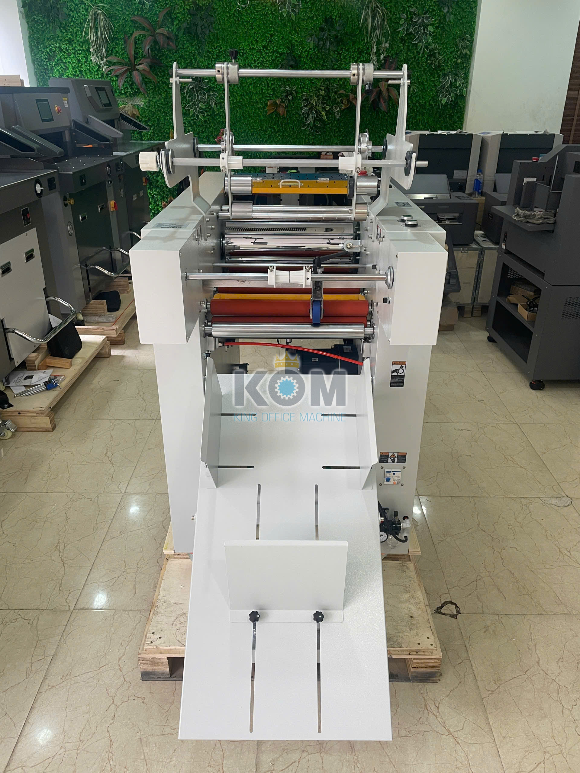 Máy cán màng thủy lực tự động 390MAX 4 may can mang 390 tu dong hoan toan