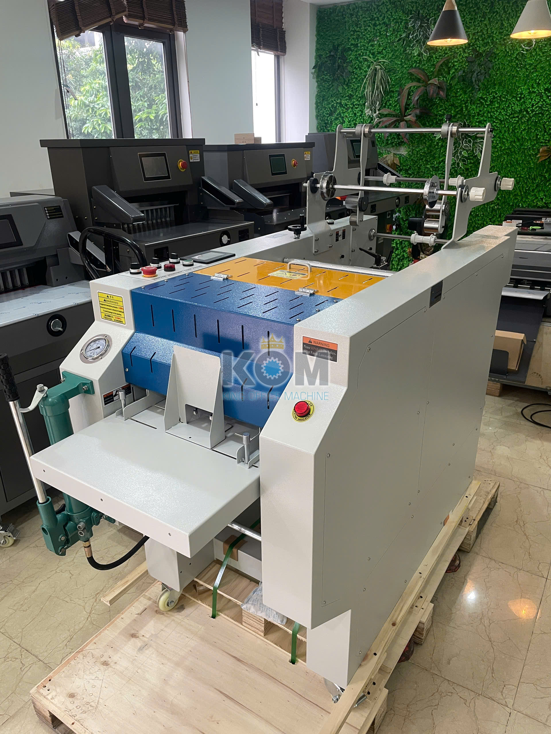 Máy cán màng thủy lực tự động 390MAX 3 mua may can mang tu dong tai KOM
