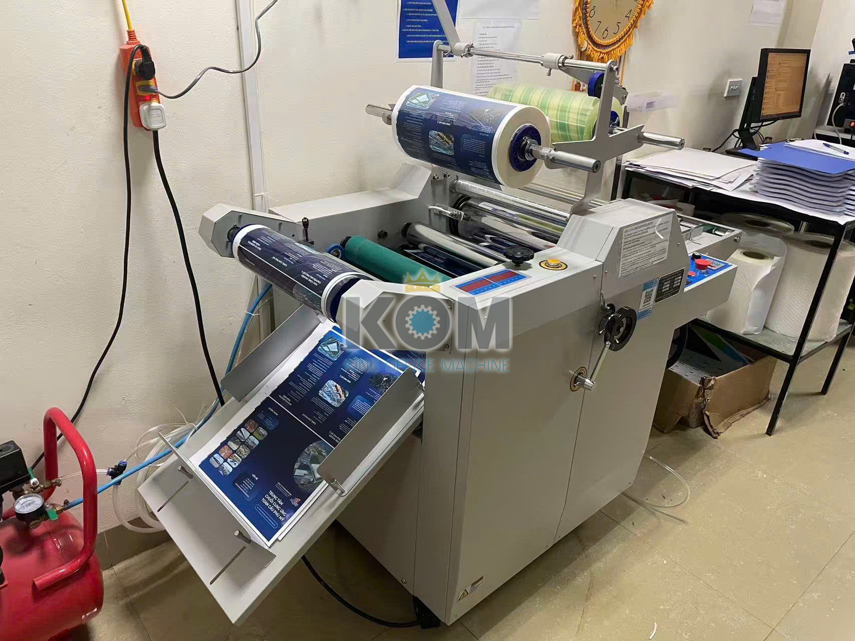 Máy cán màng bán tự động có thu cuộn 7 Máy cán màng nhiệt dầu cao cấp 390HT