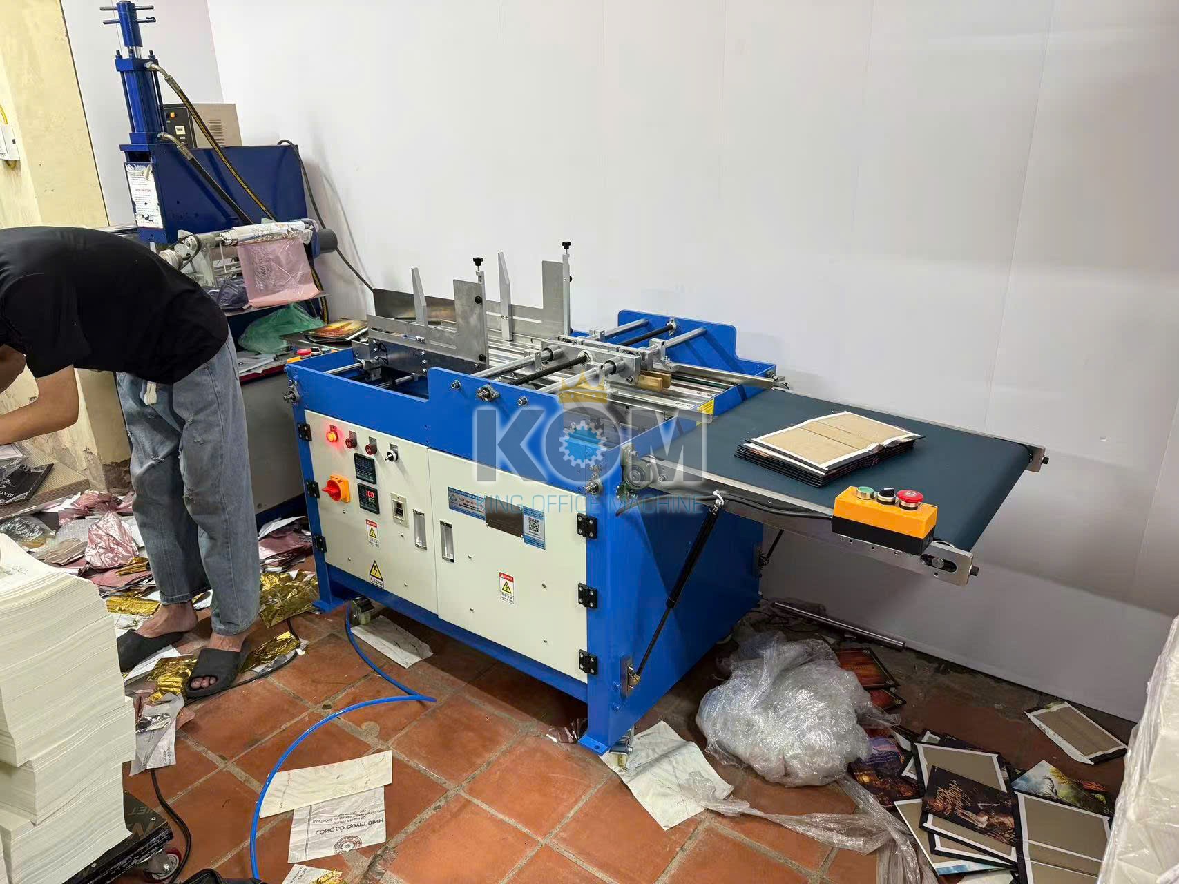 Máy ép tròn bìa cứng sách 3 Máy làm sách bìa cứng gáy tròn