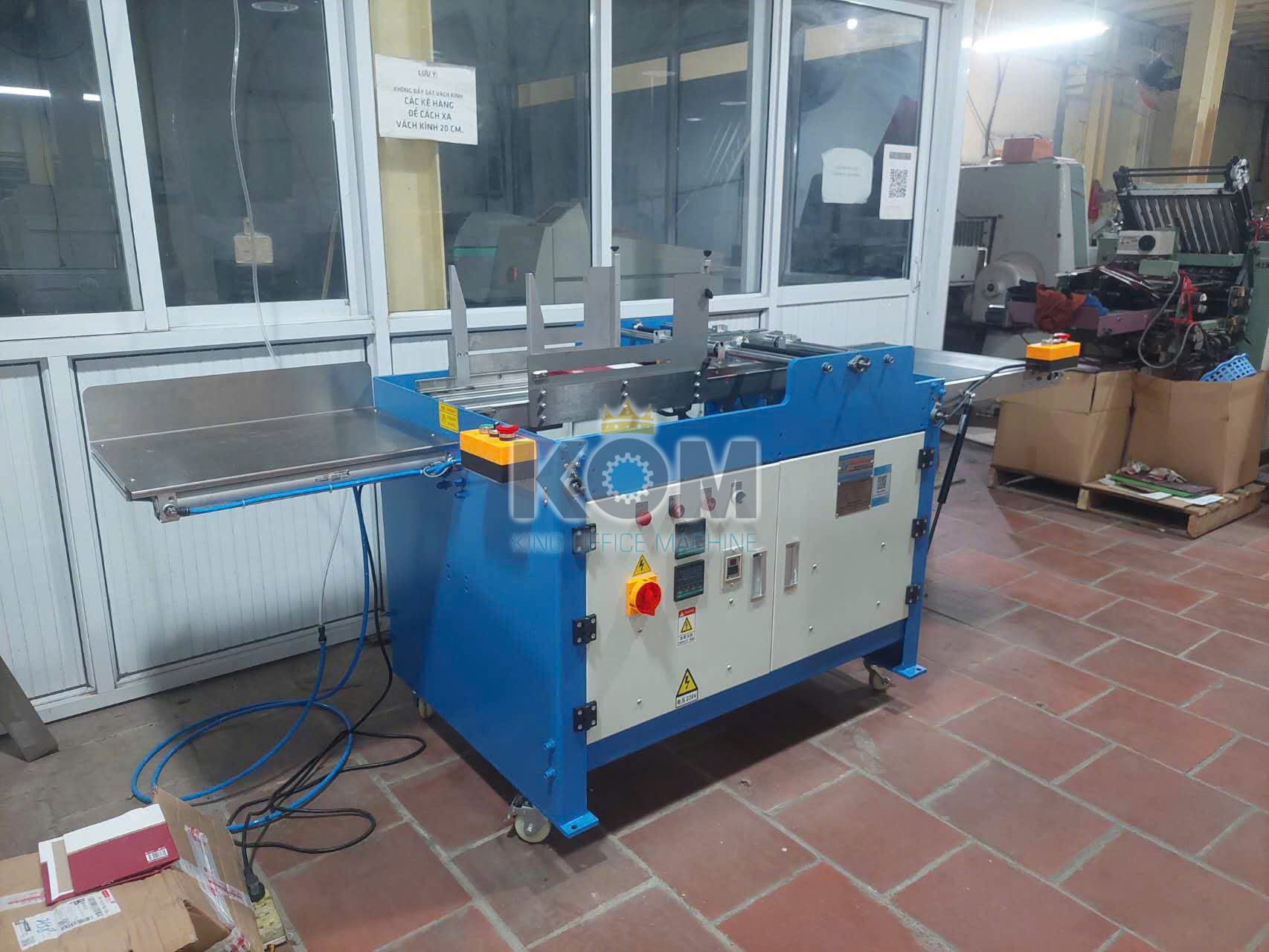 Máy ép tròn bìa cứng sách 7 Máy làm bìa cứng sách gáy tròn