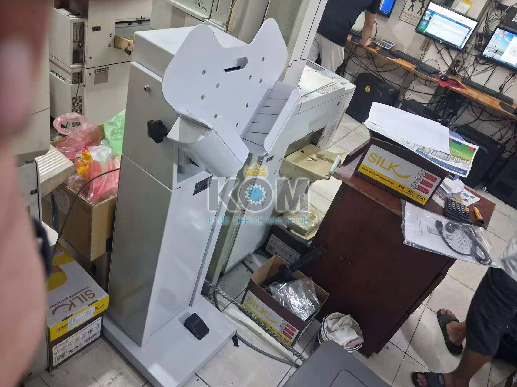 Máy vỗ giấy đứng 12 may rung giay 1