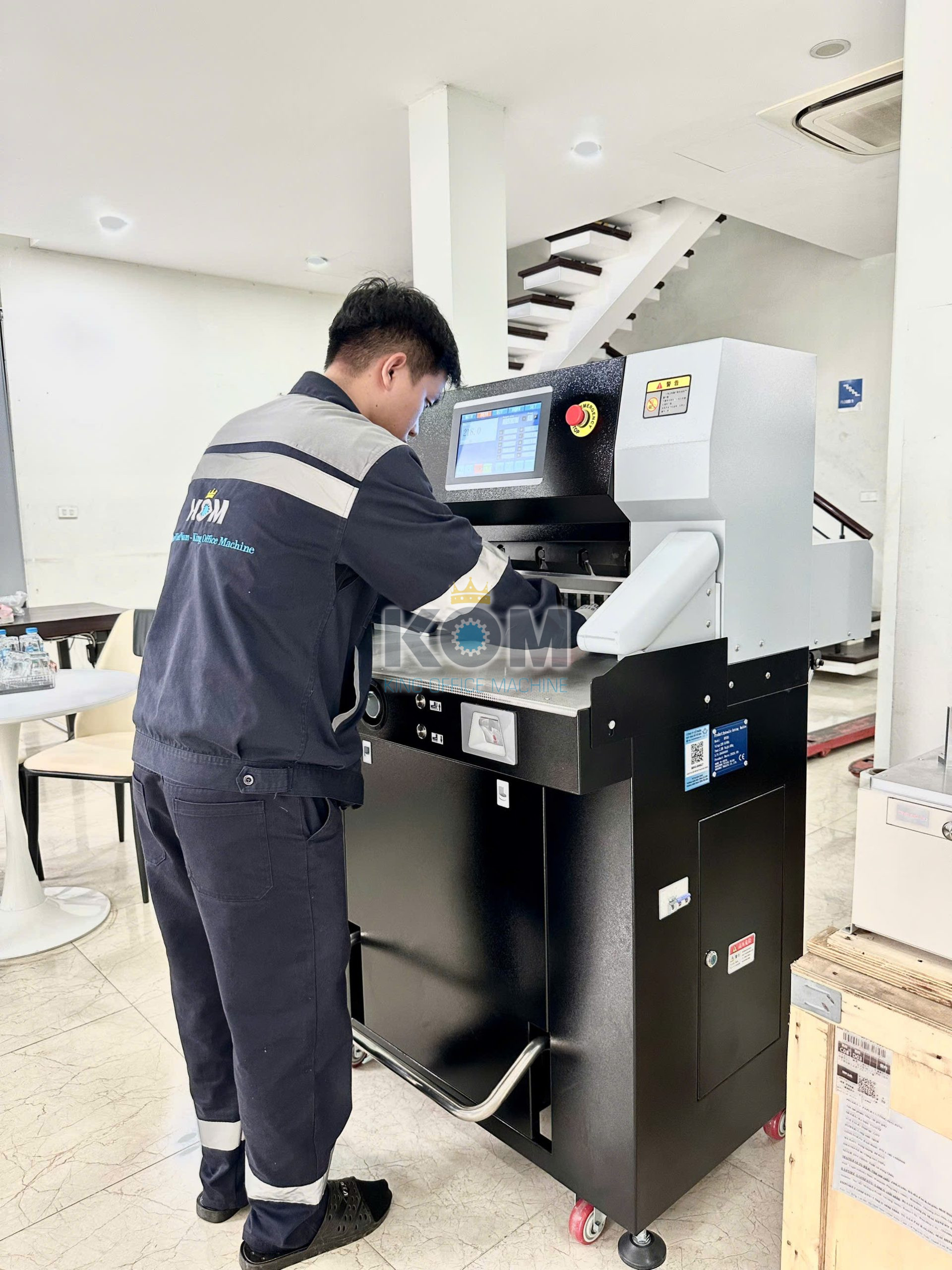 Máy xén giấy thủy lực khổ 49 - 53cm 16 KOM ban may cat giay lap trinh HP530 scaled