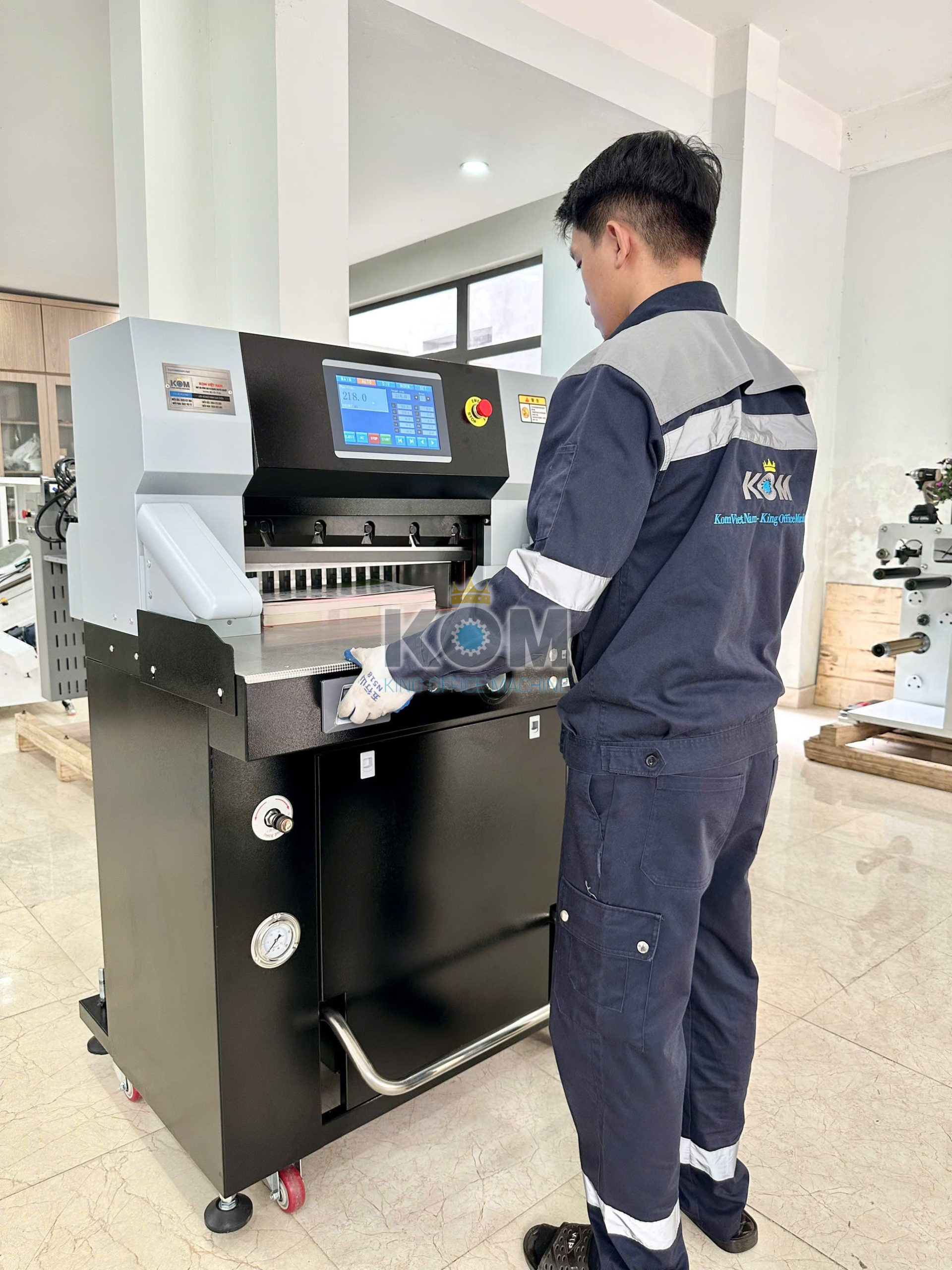 Máy xén giấy thủy lực khổ 49 - 53cm 15 KOM test may cat giay thuy luc HP530 scaled