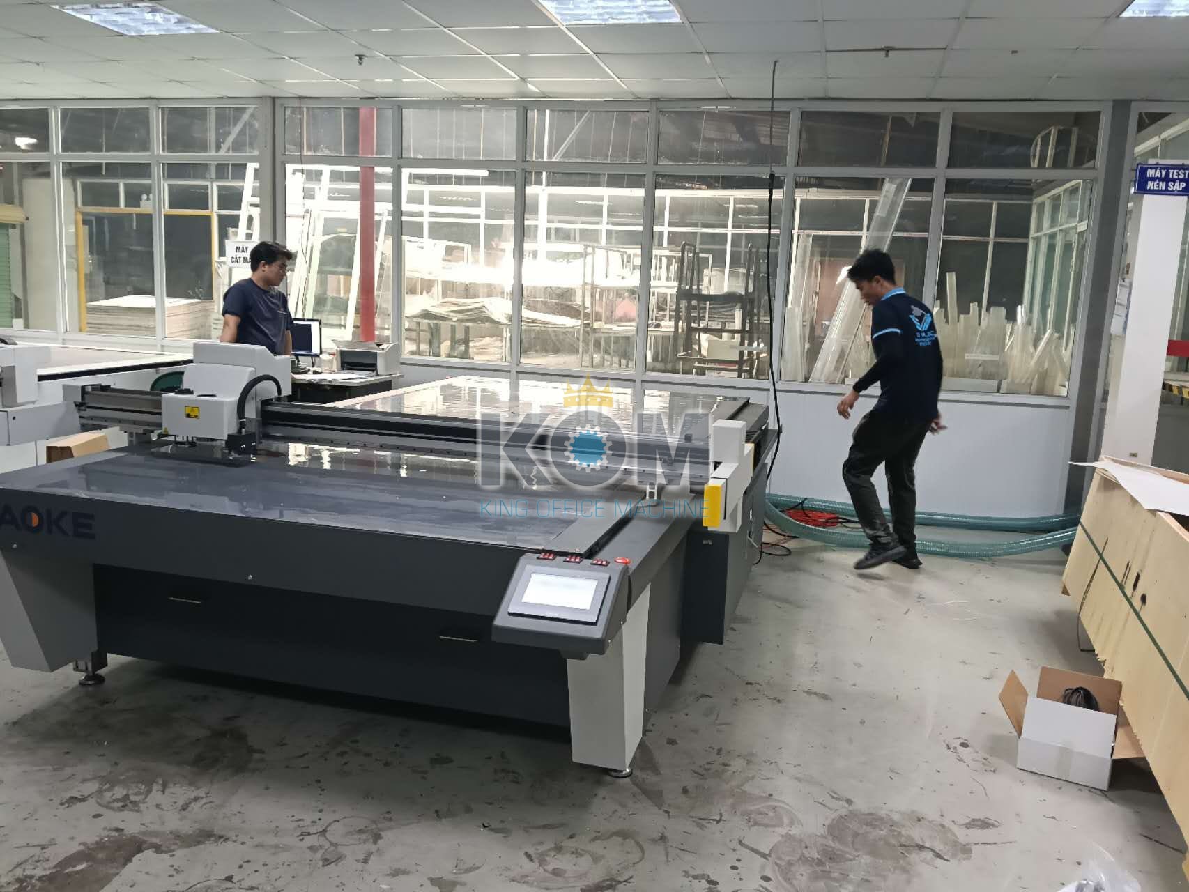Máy cắt mẫu hộp giấy carton 2 Máy cắt mẫu bao bì carton AOKEO AKZ103016