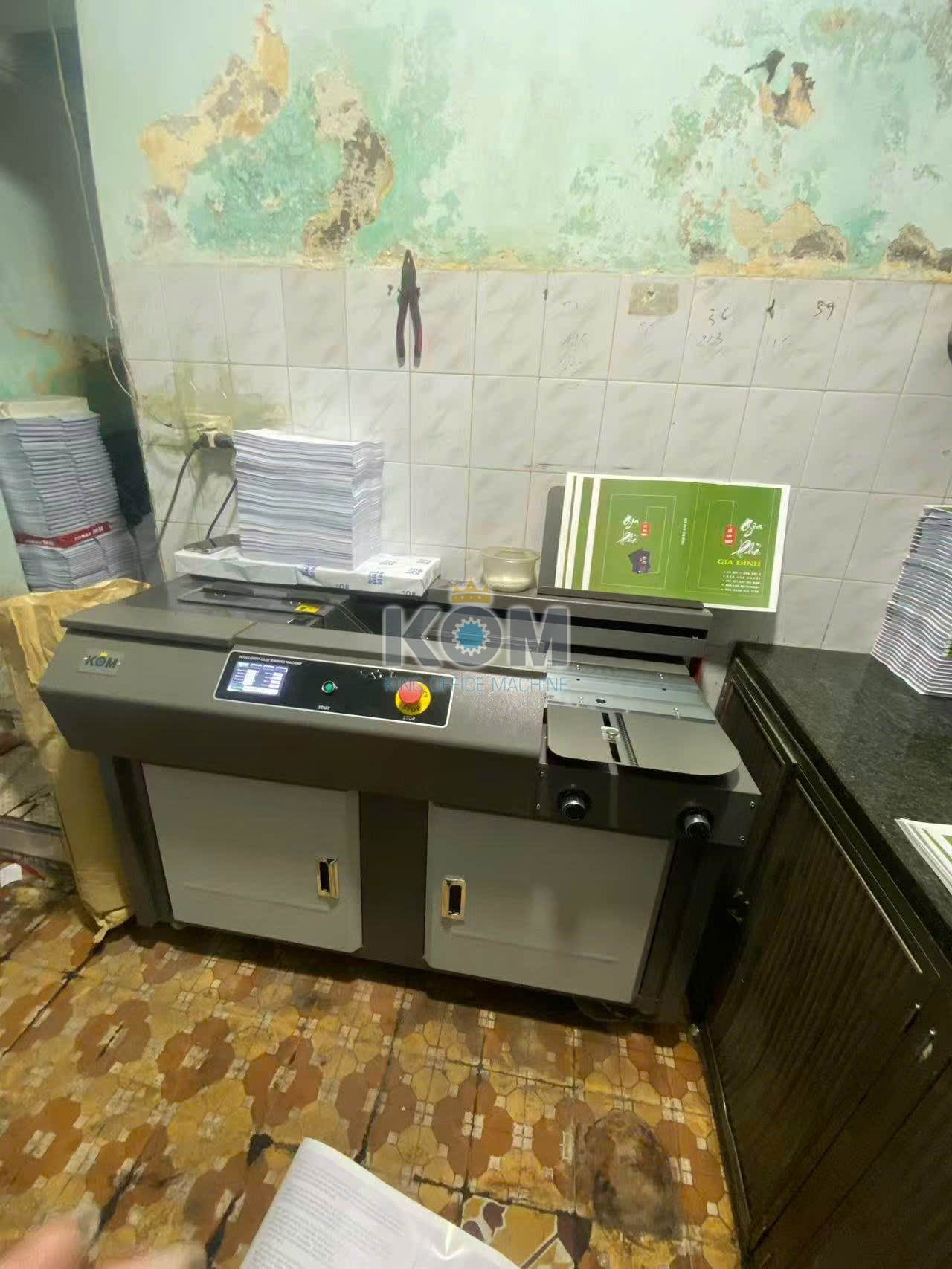 may vao bia sach C20