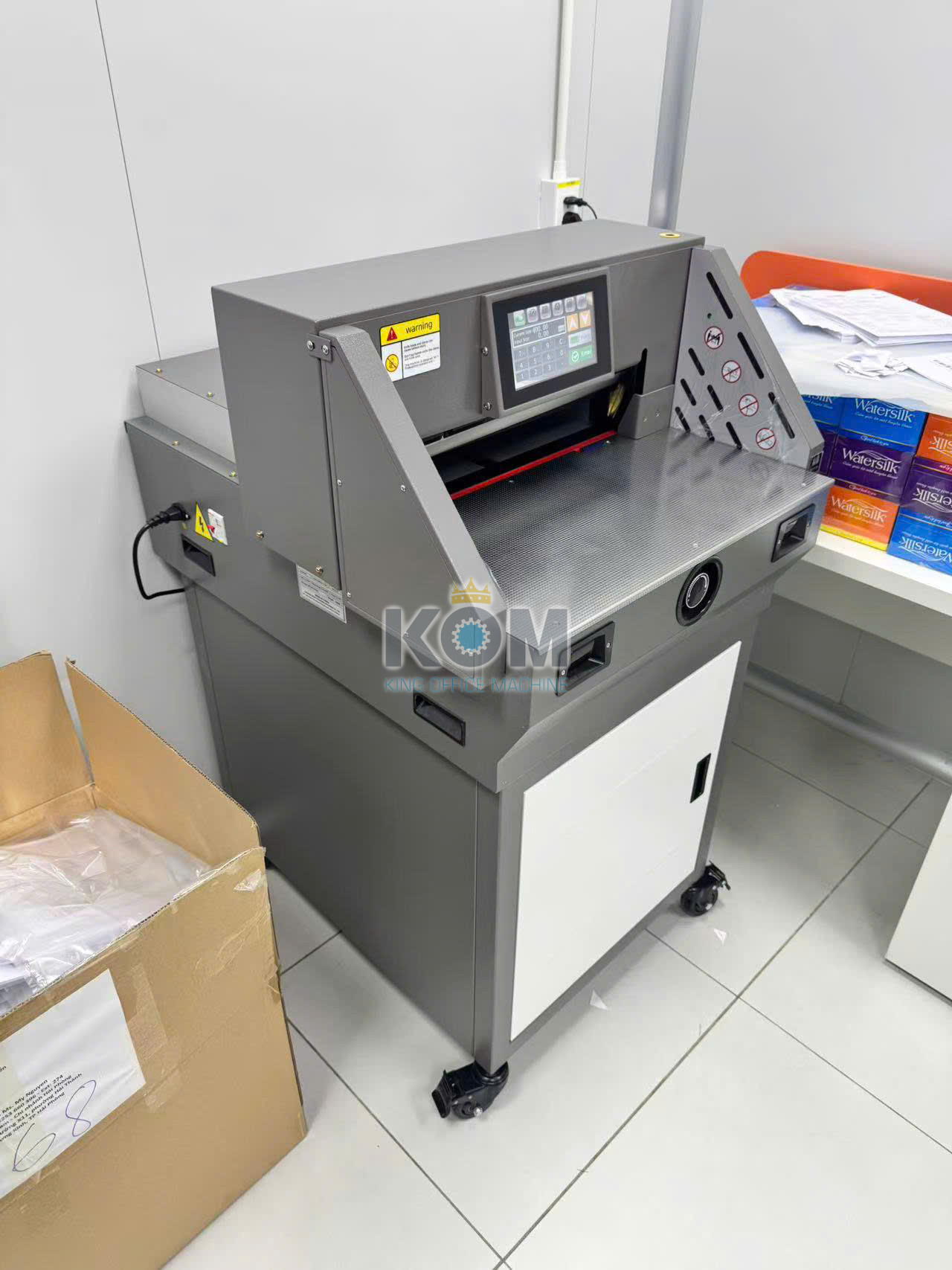KOM bán máy xén giấy lập trình mini E460T 19 kom ban may cat giay dien a3 e460t