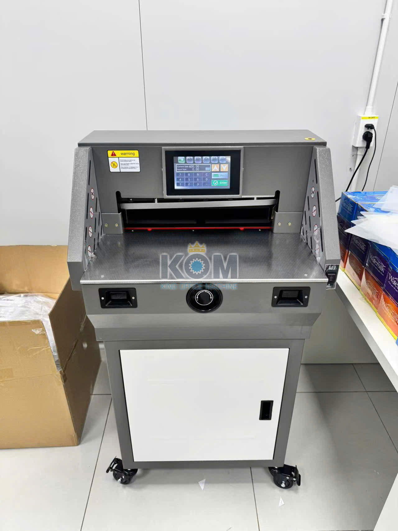 KOM bán máy xén giấy lập trình mini E460T 18 may cat giay dien E460T a3