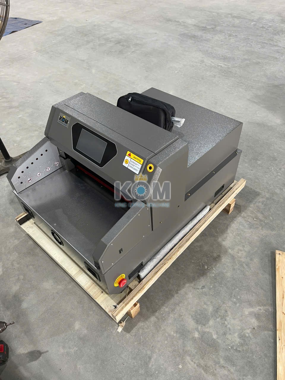 Kom ban may cat xen giay kho 46