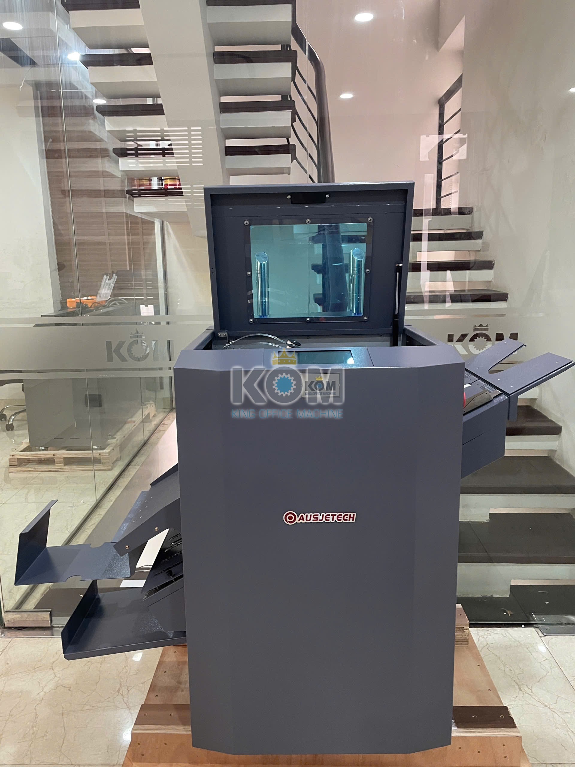 Máy đóng ghim và gấp catalogue