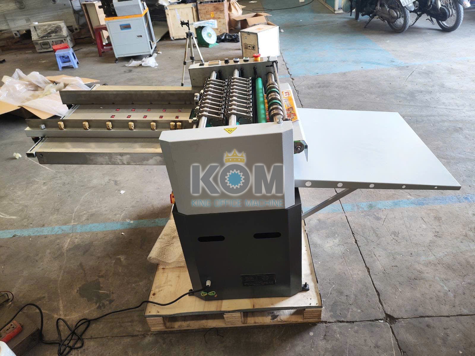 KOM bán máy rọc decal tự động tốc độ cao 2 kom ban may roc decal tu dong