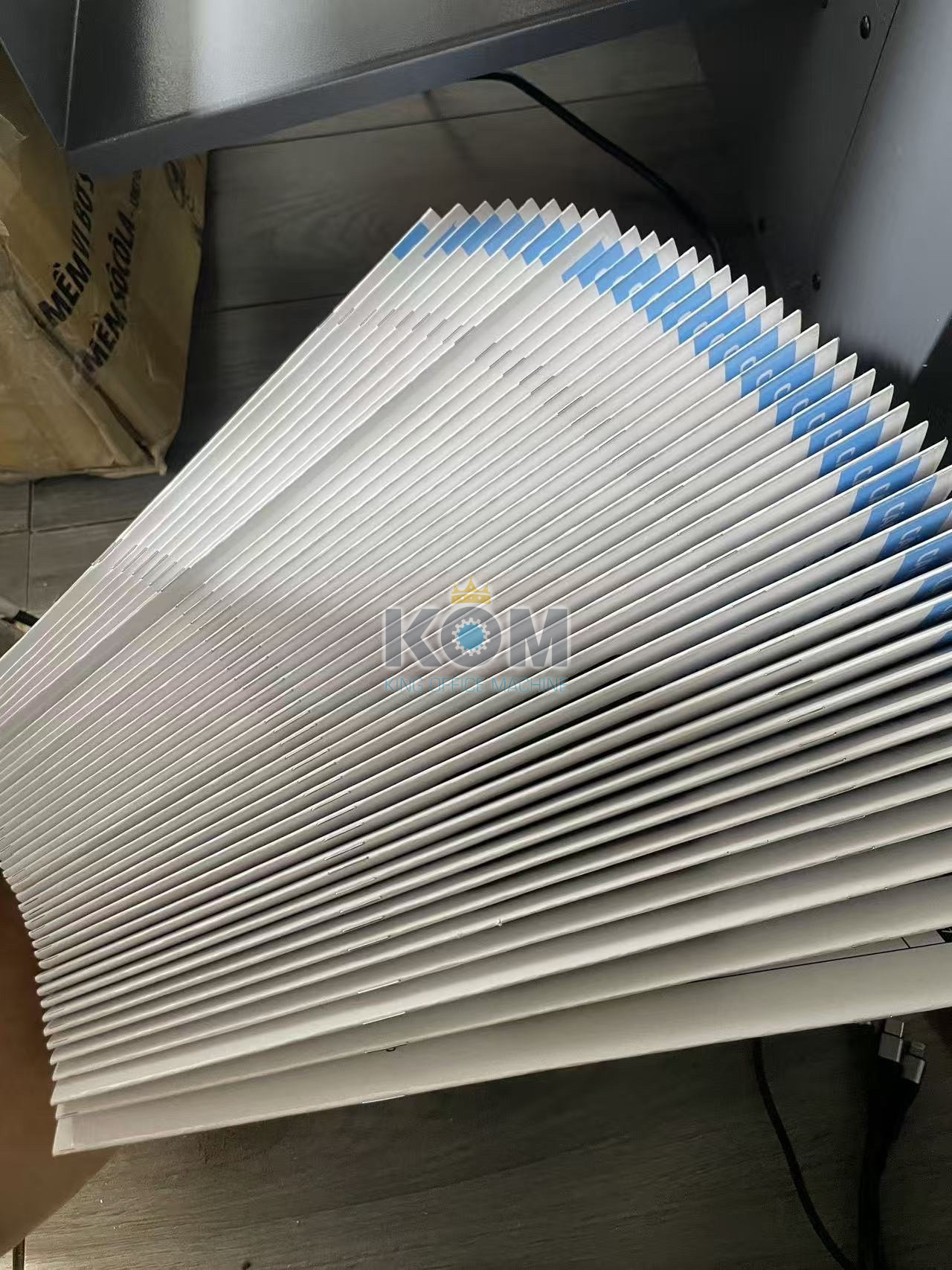 Máy đóng ghim và gấp catalogue 18 san pham may dong ghim BM185