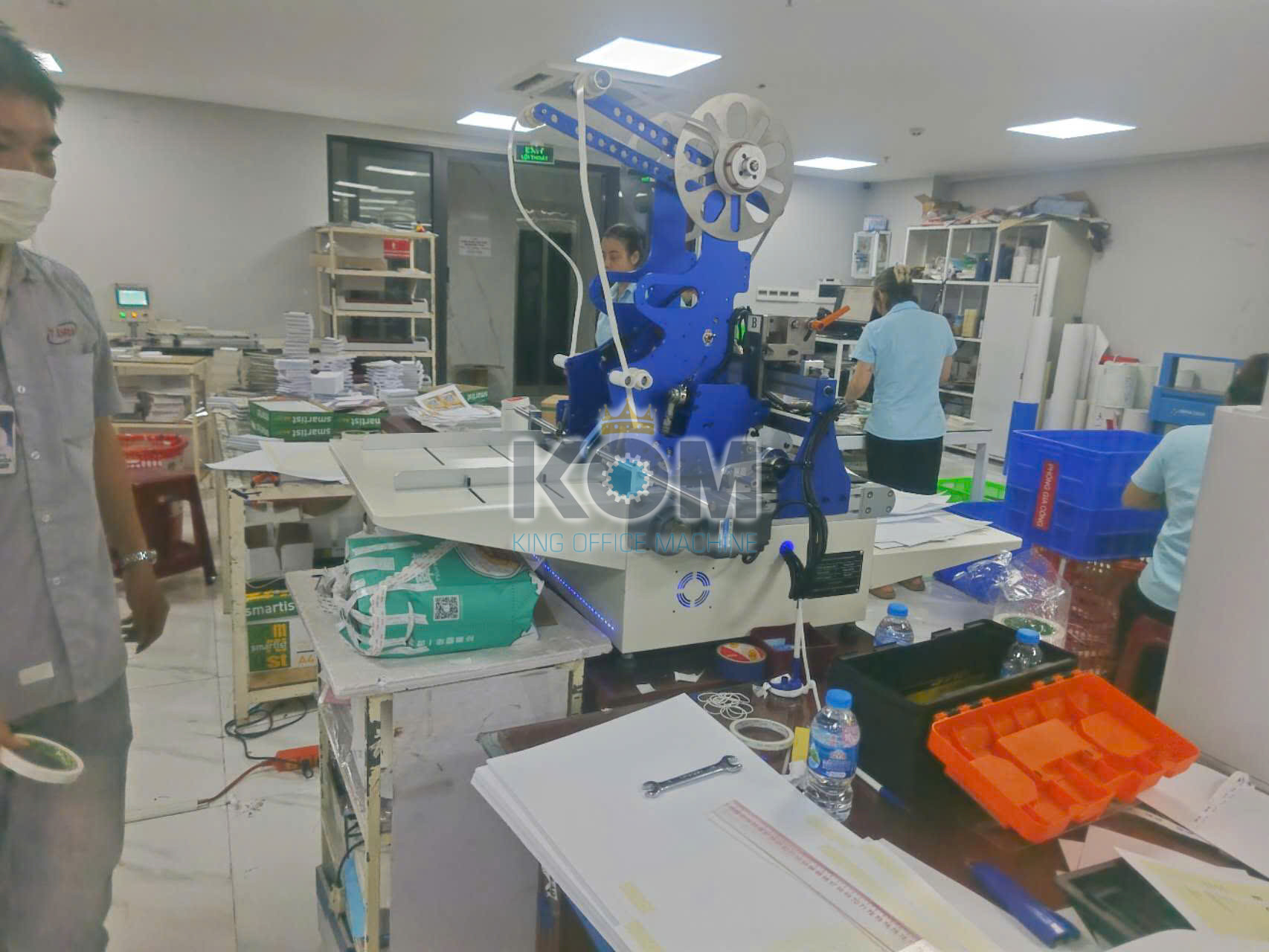 Máy dán băng dính 2 mặt để bàn 2 đầu servo 4 may dan bang dinh 2 mat