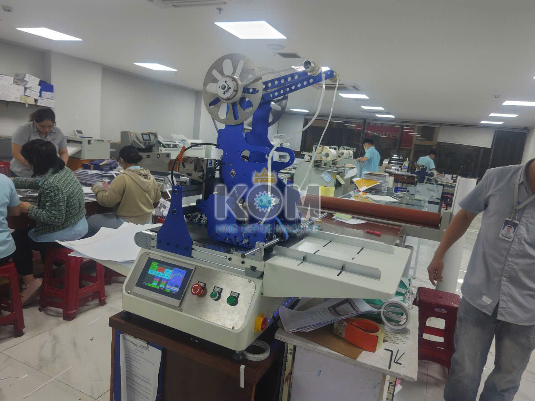 Máy dán băng dính 2 mặt để bàn 2 đầu servo 2 may dan bang keo 2 mat de ban