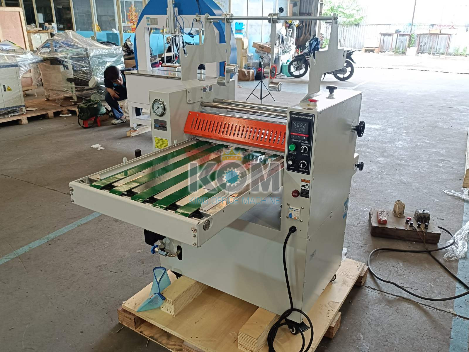 Máy cán màng thủy lực thủ công 520C