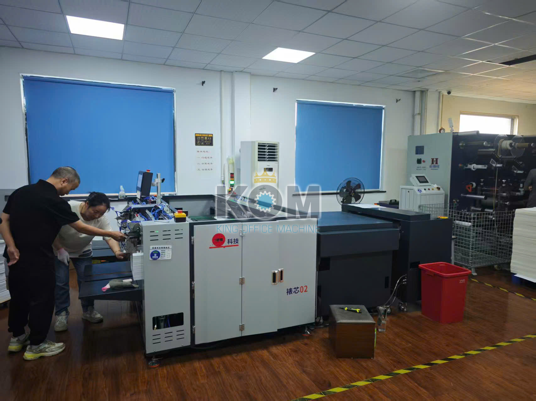Máy bồi bìa cứng tự động keo nhiệt 2 May boi bia cung tu dong hoan toan pangu 02