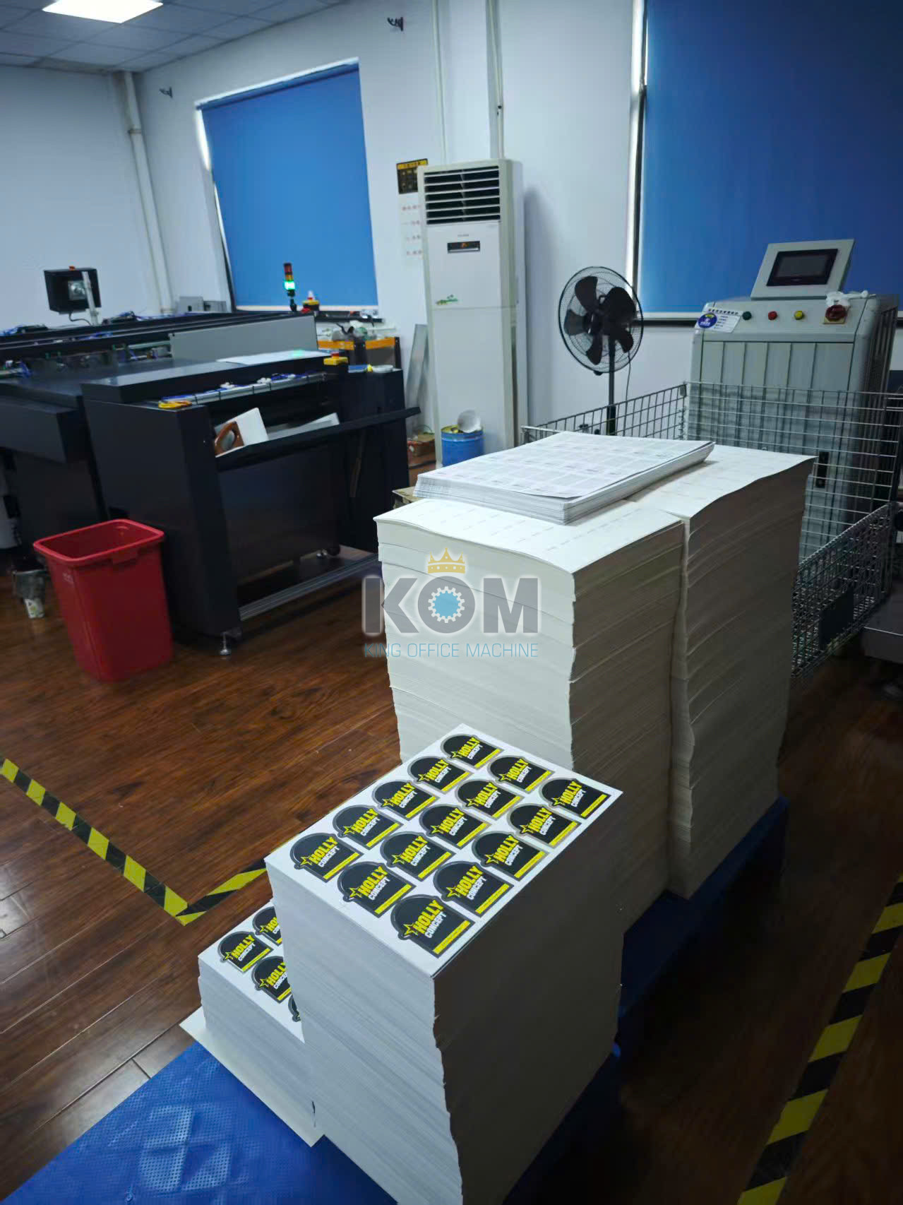 Máy bồi bìa cứng tự động keo nhiệt 3 san pham